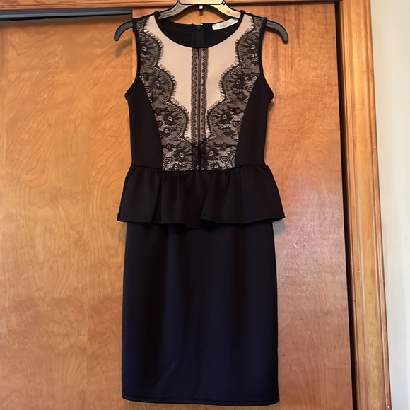 Women's Malloy Short Sleeve Sheath Dress with Lace Bodice Detail - Picture 2 of 11